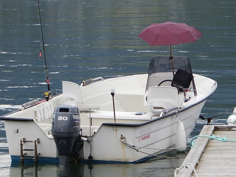 Unser Antrieb auf dem Wasser ist elektrisch geworden. Selbst Kajaks und Bellys, typische Bootstypen für die muskuläre Fortbewegung, haben wir umgestellt. Aber wissen wir denn immer was wir tun, wenn wir schwere Stromspeicher mit an Bord nehmen und mehr oder weniger gekonnt in Betrieb nehmen? Sind die Akkus auf dem Boot richtig angeschlossen und montiert?