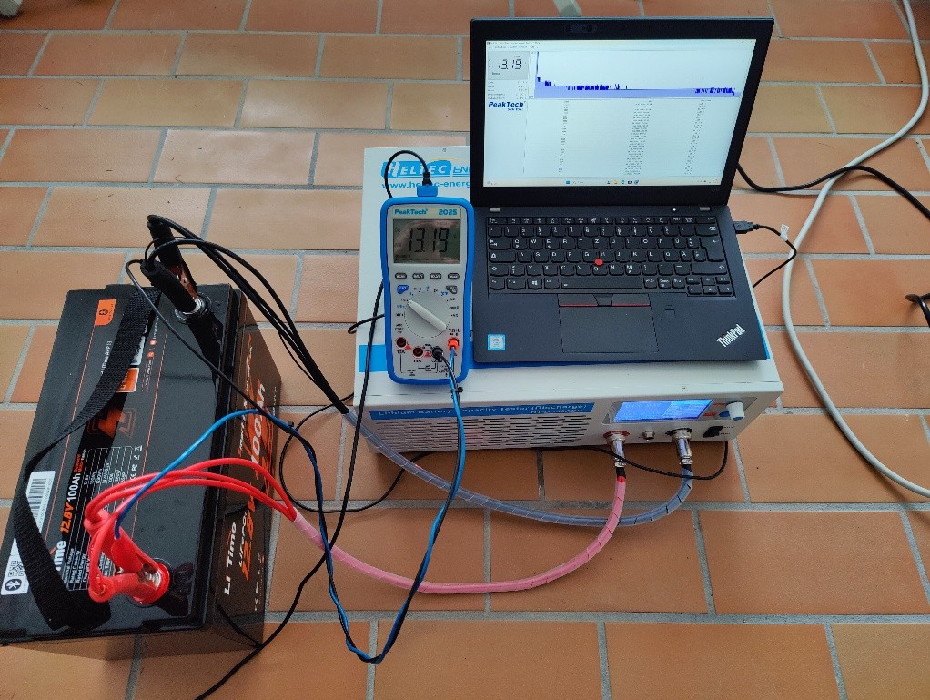 Simulationsaufbau mit dem LiTime Smart Outdoor Motor 12,8V/100 Ah Akku.