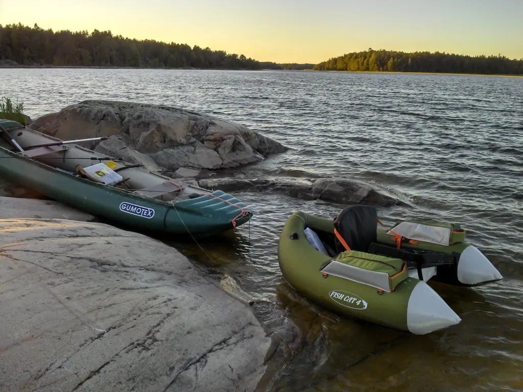 Auch so kann man am Vänern antreten. Schlauchkanu und Bellyboot - im Schärengarten von Tösse keine ganz abwegige Option Angeln: Mit Schlauchboot und Belly Boat an den Vänern
