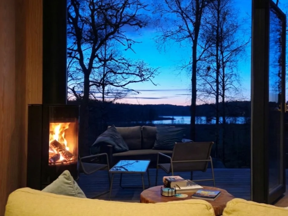 Kamin, See, und Sonnenuntergang auf einem Blick - gibt´s im Treeline Studio in Munkedal Tiny House in Südschweden