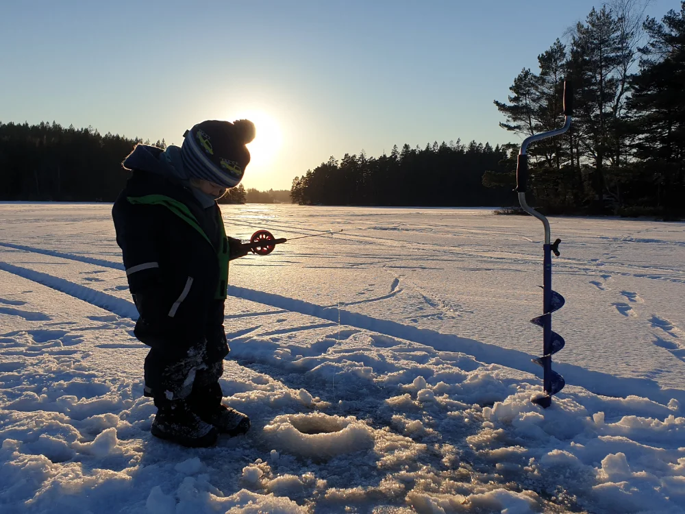 So schön kann Eisangeln sein. In Dalsland gibt es oft richtig gute Bedingungen! Eisangeln in Südschweden